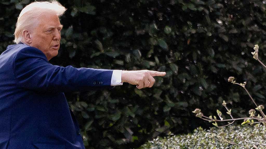 FILE PHOTO: US President Donald Trump points a finger as he returns to the White House after attending a board meeting at the Kennedy Center, in Washington, DC, US, Mar 17, 2025. REUTERS/Carlos Barria/File Photo