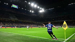 Inter edge Verona to keep up with Napoli