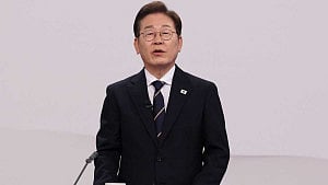 S Korea's Lee says to restore hotline with N Korea