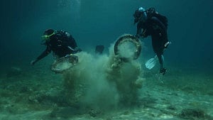 Divers raise alarm over marine pollution