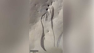 Study casts doubt on water flows as cause of streaks on Martian slopes