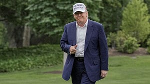 Trump asks top court to intervene in deportations to third countries