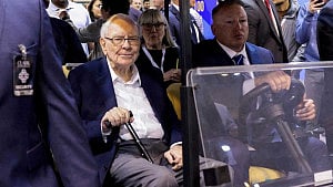 Berkshire investors eye new era as Buffett hands over baton