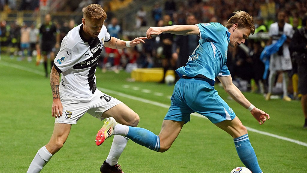 Serie A - Parma v Napoli - Stadio Ennio Tardini, Parma, Italy - May 18, 2025 Parma's Antoine Hainaut in action with Napoli's Scott McTominay REUTERS/Alberto Lingria
