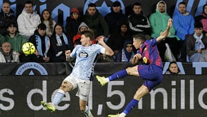 Lewandowski hat-trick steers Barca to win at Celta Vigo