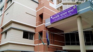 Woman shouting slogans held in Dhanmondi 32