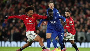 Everton beat Man Utd despite Gueye red card