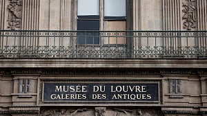 Louvre raises prices for non-EU tourists