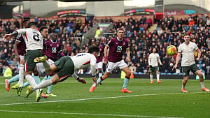 Chelsea close gap on Arsenal with Burnley win