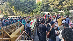 Police block teachers’ march towards Jamuna