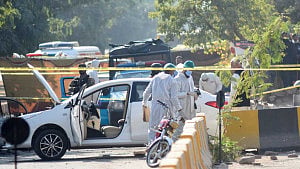 Pakistan suicide bombing kills 12