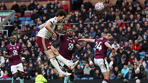 Arsenal beat Burnley to stretch lead