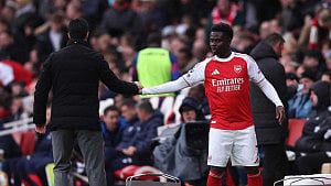 Saka dismisses early title talk