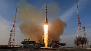 Soyuz launches Russian, American crew to ISS