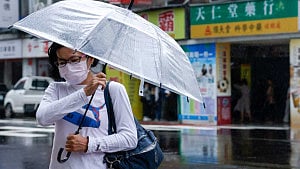 Typhoon Fung-wong: Taiwan evacuates 3,000