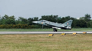 Indian Tejas fighter jet crashes, killing pilot