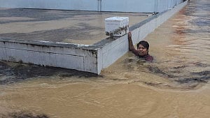 Thailand to airlift critical patients as floods kill 33