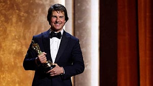 Tom Cruise praises cinema while accepting honorary Oscar