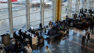 US airlines cancel 1,200 flights amid shutdown