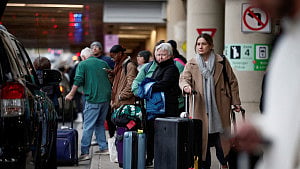 Thanksgiving travel plans hit by US shutdown