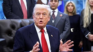 Trump threatens air traffic controllers to return to work