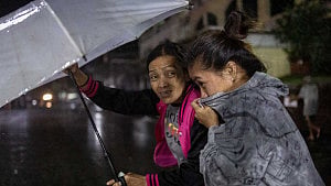 2 die as Typhoon Fung-wong slams into Philippines