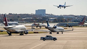 US airlines cancel 1,200 flights Tuesday amid shutdown