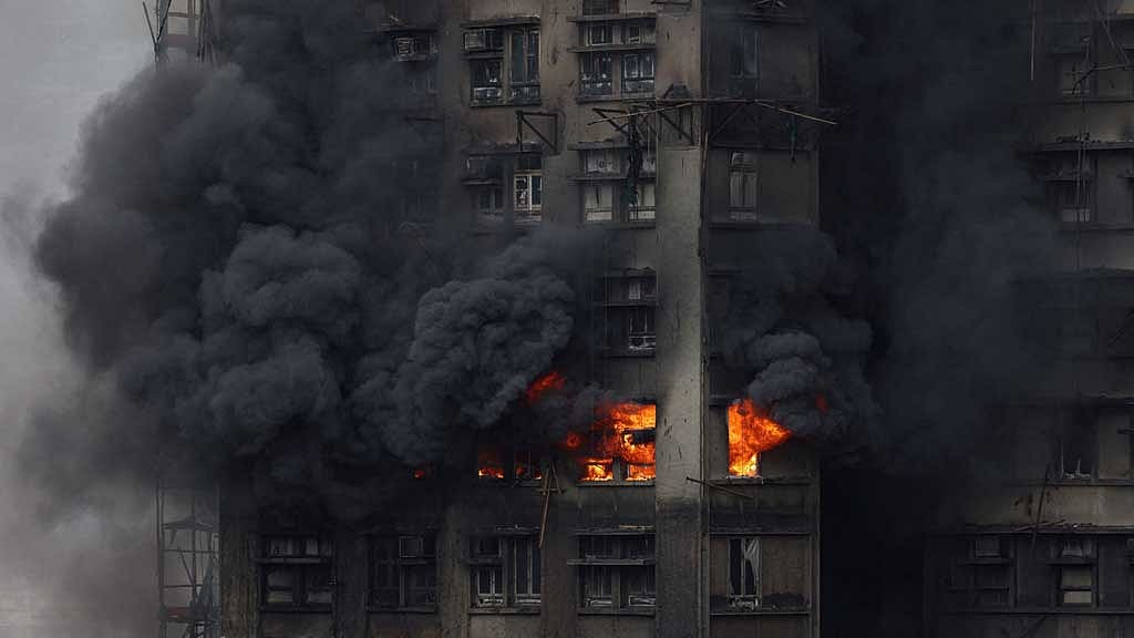 Thick smoke billows from the upper floors of a residential block at Wang Fuk Court housing estate during a major fire that engulfed bamboo scaffolding across multiple buildings, in Tai Po, Hong Kong, China, Nov 27, 2025. REUTERS/Tyrone Siu