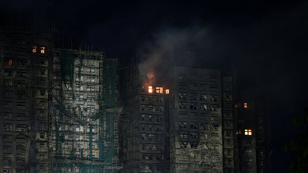 Smoke rises as a deadly fire, which broke out yesterday, continues to burn at Wang Fuk Court housing complex, in Hong Kong, China Nov 27, 2025. REUTERS/Maxim Shemetov