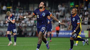 Passport woes delay Depay