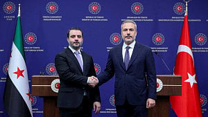 Turkey FM to meet Syrian officials