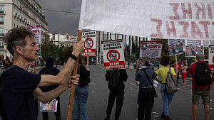 Greek strike disrupts transport, services