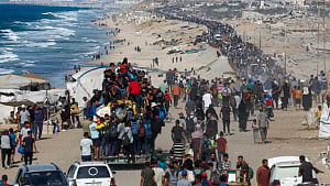 Gazans trek to ruined homes as Israeli forces pull back