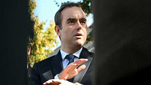 French PM urges end to ‘spectacle’ as budget deadline looms
