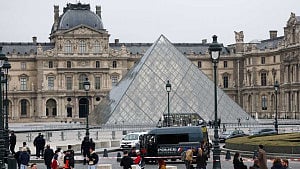Thieves rob priceless jewels from Paris' Louvre