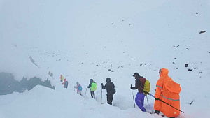 Rescuers race to evacuate stranded Everest hikers