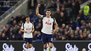 Van de Ven brace earns Spurs win at Everton