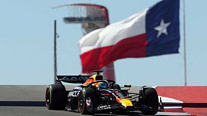 Flawless Verstappen tightens F1 title race