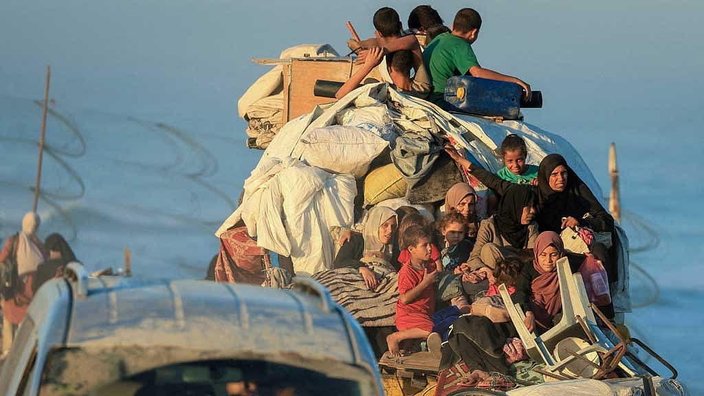  Displaced Palestinians, fleeing northern Gaza due to an Israeli military operation, move southwards after Israeli forces ordered residents of Gaza City to evacuate to the south, in the central Gaza Strip, September 20, 2025. REUTERS