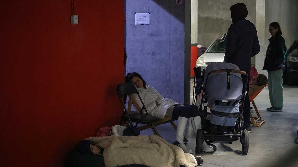 People take shelter inside an underground parking lot during Russian drone and missile strikes, amid Russia's attack on Ukraine, in Lviv, Ukraine Oct 5, 2025. REUTERS/Roman Baluk