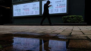 Asia stocks slip on tech pullback
