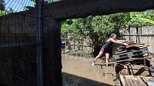 Waters recede in Bali after floods kill 18