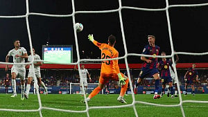 Barca demolish Valencia 6-0