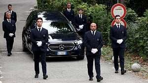 Armani mourned in private funeral