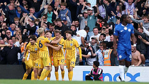 10-man Chelsea suffer loss at home