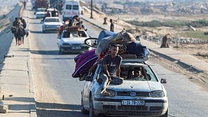 Palestinians face dilemma as Israeli forces advance