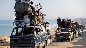 Displaced Palestinians return to a city under Israeli assault