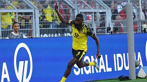 Dortmund go top after beating 10-man Heidenheim