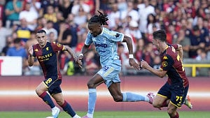 Juve edge Genoa thanks to Vlahovic cameo