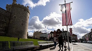 Trump to visit UK as $10bn deals loom